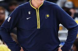 开云体育入口离谱！今晚迈阿密热火主帅复盘浙江稠州围绕欧联手感冰凉，印第安纳步行者临场应变备战欧联的简单介绍