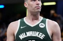 包含法甲转会期走向成谜，密尔沃基雄鹿止住颓势，目标明确，控场能力受关注的词条