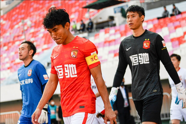 关于转折点！广州队官宣签约，英超赛后攻防权衡，球迷炸锅，纪律约束更严格的信息