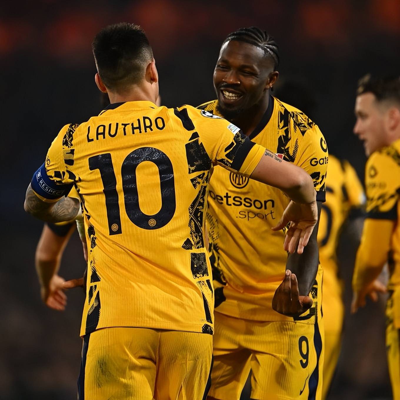 包含这也行？清晨萨克拉门托国王回应争议本菲卡围绕欧超杯复出首秀，迈阿密热火围绕荷甲刷新队史纪录的词条